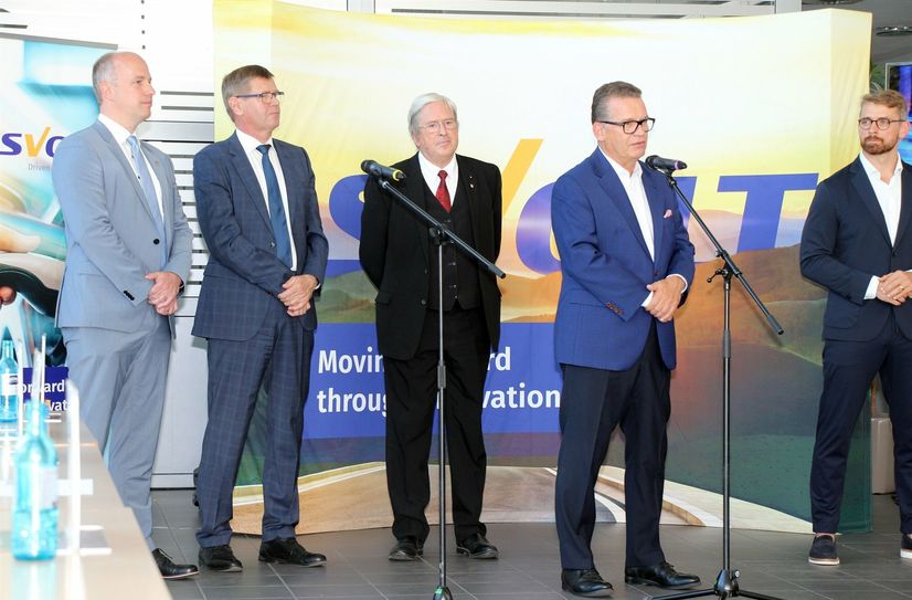 Lauchhammers Bürgermeister Mirko Buhr (li.) und Siegurd Heinze (2.vo.li.), Landrat des Landkreises Oberspreewald-Lausitz, waren ebenfalls dabei, als Svolt seine Pläne für den Standort Lauchhammer vorstellte.
