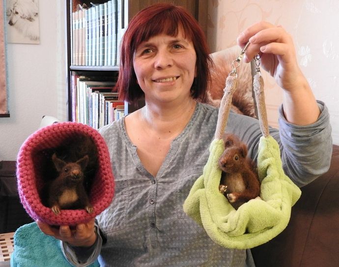 Jaqueline Gräfe zeigt zwei selbstangefertigte Behältnisse, in denen sich die kleinen Fundtiere wohlfühlen.