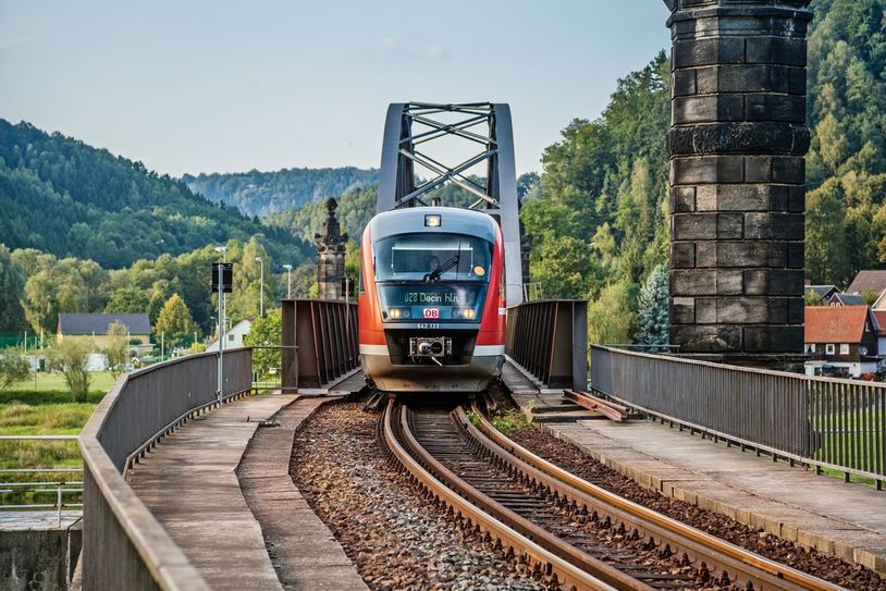 Die Nationalparkbahn U 28 auf dem Weg zum Deciner Hauptbahnhof.                                               Foto: Neumann