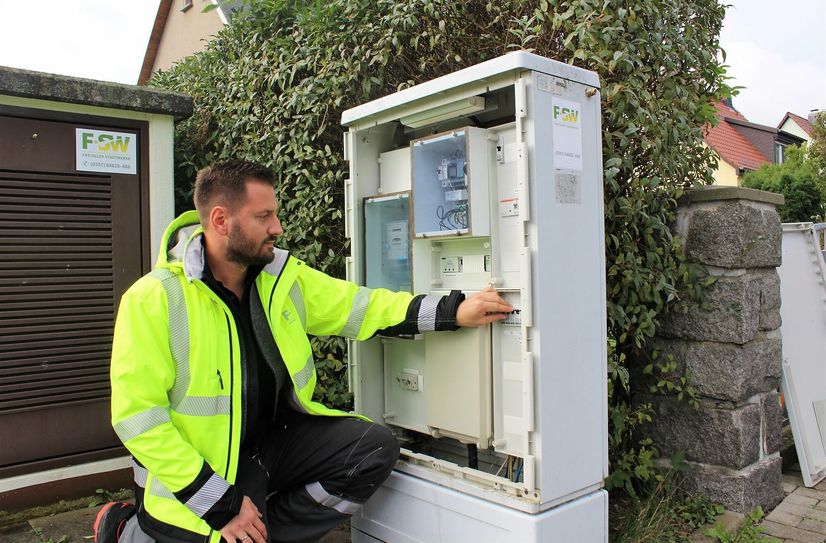 Netzmonteur Martin Köhler von den Freitaler Stadtwerken sorgt im Gebiet Kleinnaundorf dafür, dass bei der Straßenbeleuchtung die Leistung reduziert wird.