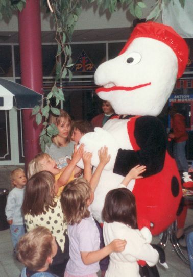 Kurz nach der Eröffnung des Riesaparks wurde Marienkäfer »Parky« zum geliebten Maskottchen des Einkaufszentrums.  Etwa seit 2008 ist er leider nicht mehr da. Foto: Trautmann