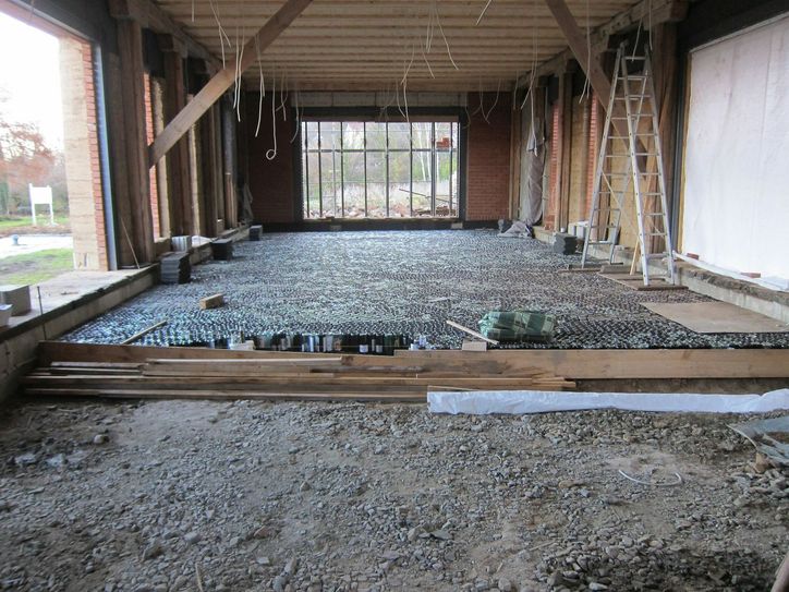 Zweidrittel des Bodens des neuen Veranstaltungsraumes sind bereits mit dem Flaschenboden aus dem Elbtal ausgestattet. Für den Rest werden kleinere Flaschen benötigt. Foto: Privat