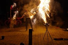 Während der Corona-Pandemie fährt Marvin Derlo als »Der Verzauberer« zu Seniorenheime, um die Bewohner*innen mit einer Show aufzumuntern. Foto: Tina Warnat