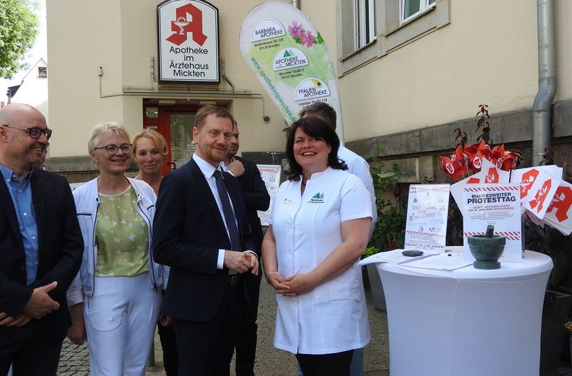 Ministerpräsident Michael Kretschmar (4.v.li.) besucht die Apotheke im Ärztehaus Mickten und sprach unter anderem mit Inhaberin Maret Hoffmann (re.), dem Vizepräsidenten der Sächsischen Landesapothekerkammer Göran Donner (1.v.li) und Kornelia Witzel, Vorstandmitglied des Sächsischen Apothekerverbandes (2.v.li.).