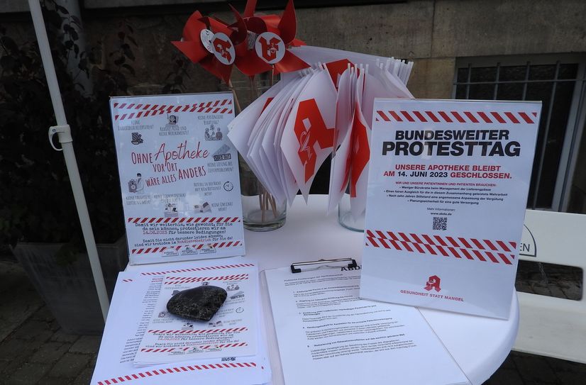 Infomaterial vor der Apotheke soll auf die Anliegen des Protestes hinweisen.