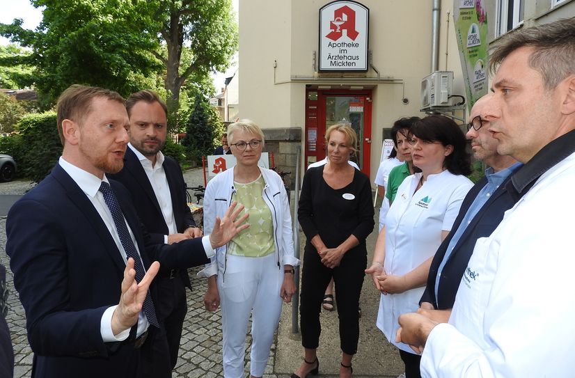 Der Ministerpräsident (1.v.li.) und der Generalsekretär der Sächsischen CDU, Alexander Dierks (2.v.li.) suchten das Gespräch mit Vertretern der Sächsischen Landesapothekerkammer und des Sächsischen Apothekerverbandes e. V.