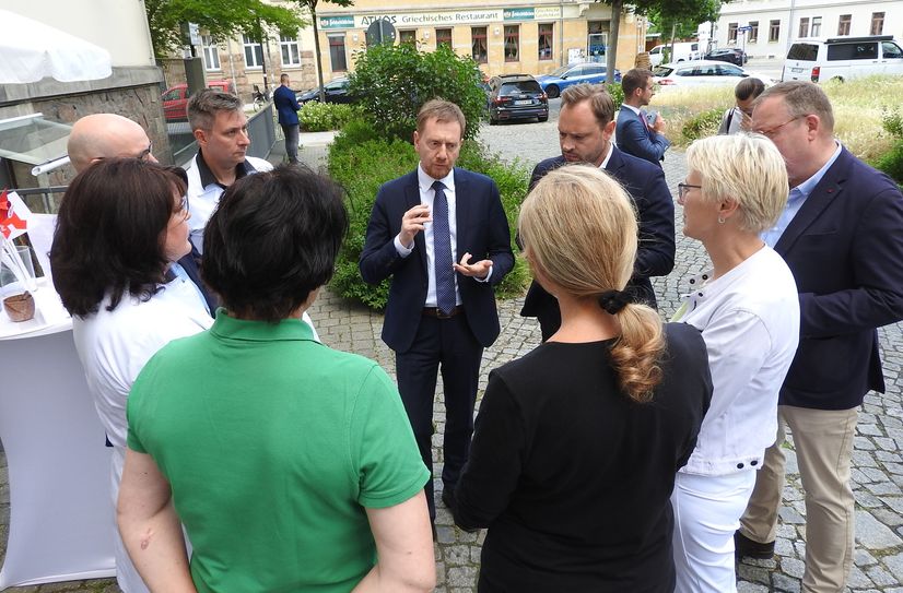 Michael Kretschmar (Mitte) erklärt seine Lösungsvorschäge für die Apotheken.