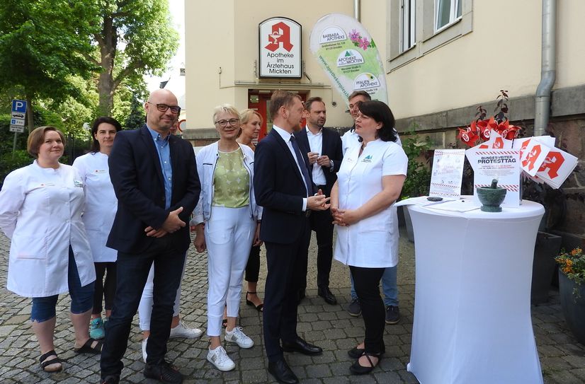 Die Mitarbeiterinnen der Apotheke im Ärztehaus Mickten sowie die Kammer- und Vernbandsmitglieder der Sächcischen Apotheken bedankten sich bei dem Ministerpräsidenten für seinen Besuch.