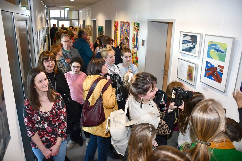 Dichtes Gedränge auf dem Flur in der ersten Etage der Kreisverwaltung in Herzberg. Dort konnten die Besucher eine Auswahl beeindruckender Arbeitsergebnisse entdecken, darunter Acryl, Öl, Aquarell, Comic, kreatives Schreiben, Collagen und Cyanotopie.