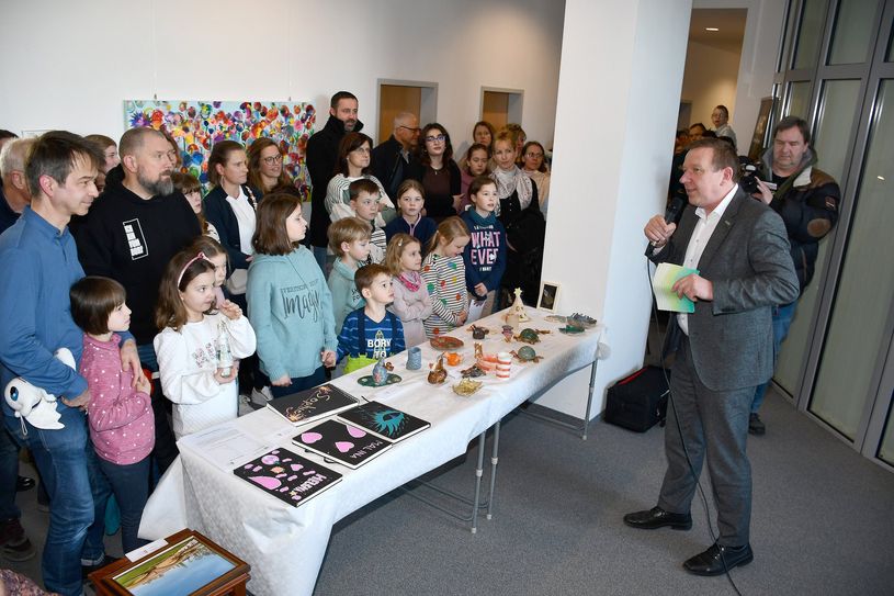 Landrat Christian Jaschinski begrüßte rund 120 Besucher zur ersten Vernissage des Fachbereichs Kunst an der Kreismusik- und Kunstschule Gebrüder Graun in der Kreisverwaltung in Herzberg.