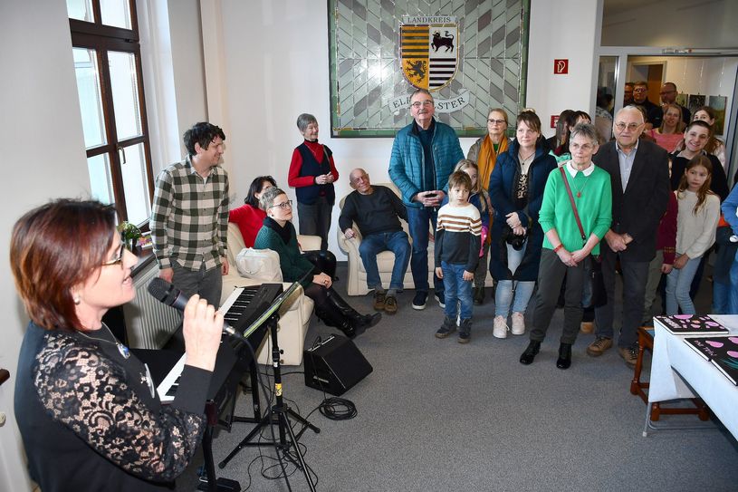Gabi Lang, die Leiterin des Fachbereichs Kunst, erläuterte die Entstehung der Ausstellung und die Entwicklung des Fachbereichs Kunst an der Kreismusik- und Kunstschule Gebrüder Grau im zurückliegenden Jahr und stellte einzelne Akteure vor.