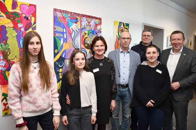 Freuten sich gemeinsam über die Ergebnisse in der Ausstellung (v.l.n.r.:) Jessica Riechert (14), Adele Witke (12), Gabi Lang (Leiterin Fachbereich Kunst), Erster Beigeordneter, Dezernent und Kämmerer, Roland Neumann, Hagen Ridzkowski (Geschäftsführender Gesellschafter AHC GmbH), Kulturamtsleiterin Steffi Marschner und Landrat Christian Jaschinski.