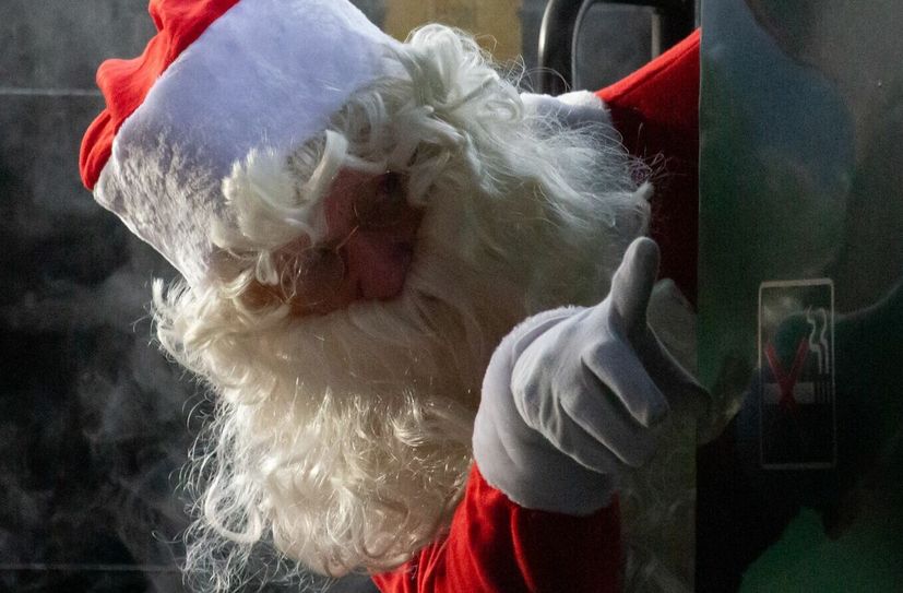 Der Nikolaus weist den Weg zur nächsten Weihnachtsmarkt-Station.
