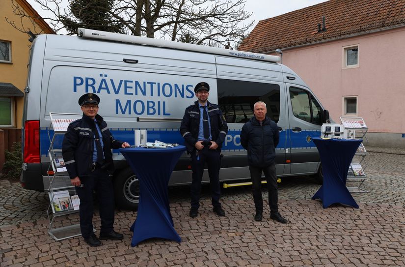 Das Präventionsteam der Polizei kommt zu den Bürgern auf die Marktplätze, u.a. in Großenhain. 
Foto: Polizei