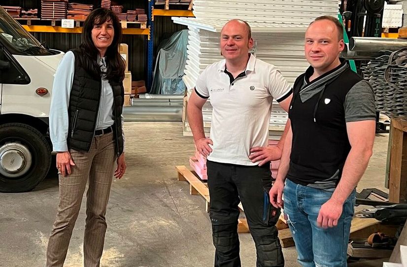 Annett Schild (li.) hat die Dachdecker-Firma ihres verstorbenen Mannes an die Brüder Mirko und Stephan Näcke übergeben.