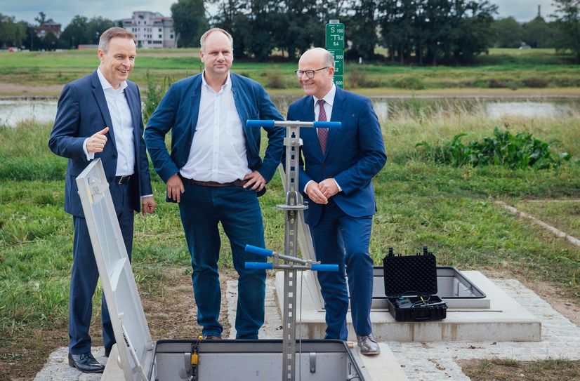 SachsenEnergie Vorstandsvorsitzender Dr. Frank Brinkmann, Dresdens Oberbürgermeister Dirk Hilbert und Oliver Schenk, Chef der Sächsischen Staatskanzlei, besichtigen die Wasserfassung Saloppe, Dresdens erste Industriewasserfassung (v.l.n.r.).