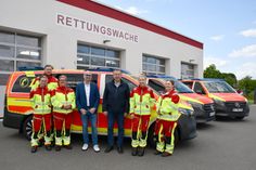 Linda Neukirch, Rettungsassistentin, Christoph Neumann, Notfallsanitäter, Sina Eule, Wachenbereichsleiterin, Werkleiter Sebastian Weiss, Landrat Christian Jaschinski, Anne Wille, Desinfektorin und QM-Beauftragte sowie Jennifer Lorenz, Rettungssanitäterin (v.l.n.r.) bei der Übergabe der neuen Notarztfahrzeuge in Herzberg.
