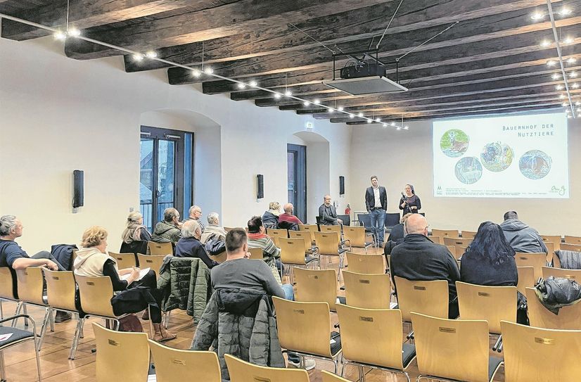 Viele Plätze im Ratssaal blieben leer, als die Stadt und die Projektverantwortlichen die Ideen für den neuen Tierpark vorstellten. Von zu wenig Interesse wollen die Verantwortlichen aber grundsätzlich nicht ausgehen. Jeder kann sich noch beteiligen und gern per Mail Kontakt aufnehmen.