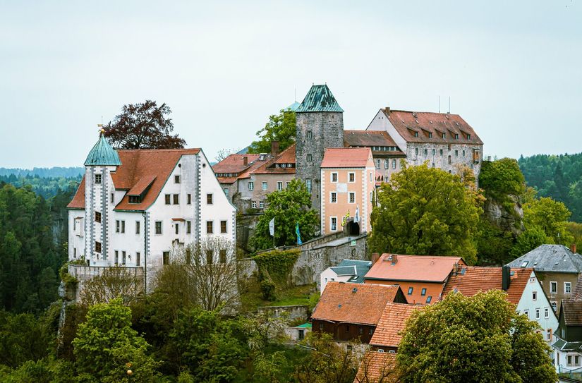 Burg Hohnstein öffnet die Tore zum ersten Ostermarkt im rustikalen Burgambiente.