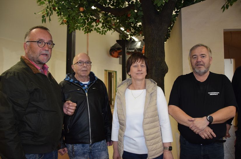 Dr. Jens Baumann, der stellvertretende Vorsitzende des Landesverbandes der Vertriebenen Dr. Manfred Hellmund, Claudia Florian und Frank Hirche stehen im zweiten Teil der Dauerausstellung.