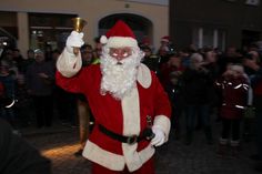 Zum Weihnachtsmarkt in Luckau gehört natürlich auch ein Weihnachtsmann.