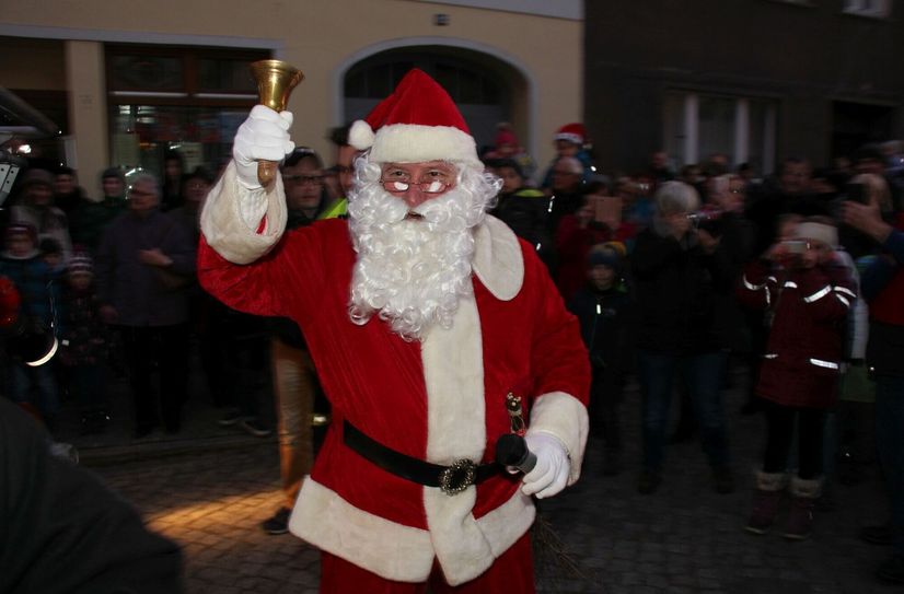 Zum Weihnachtsmarkt in Luckau gehört natürlich auch ein Weihnachtsmann.