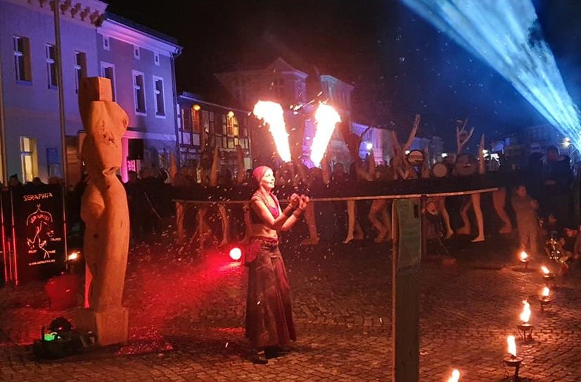 Mit einer Feuershow auf dem Markt endet die Einkaufsnacht im Feuerzauber in der Lübbenauer Altstadt.