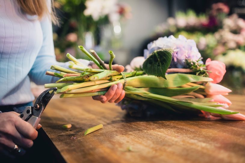 Nonstop Blumen binden: Viele Floristinnen haben eine Sechs-Tage-Woche und wenig Urlaub. Die Floristen-Gewerkschaft IG BAU Ostsachsen will das jetzt ändern.