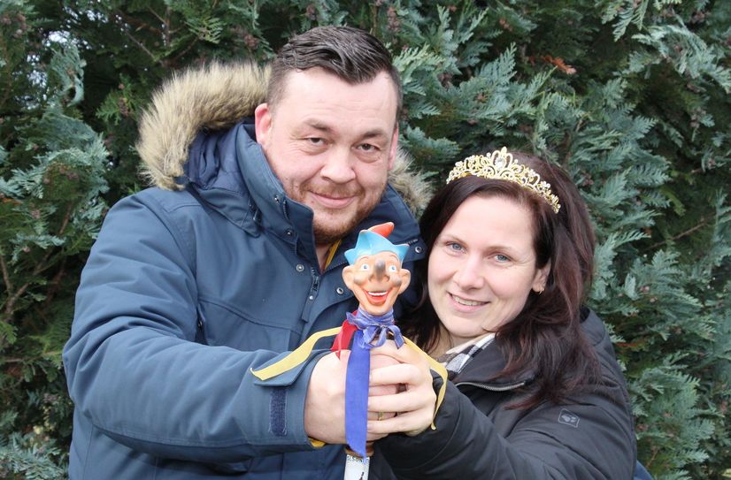 Kristin und Mario Schellenberg freuen sich über ihre närrische Amtszeit. Ihre Kostüme trägt das Paar nur bei Auftritten.