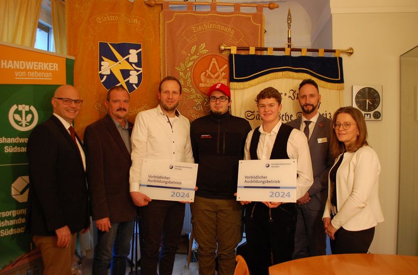 Michael Berndt (3. v. l.) und Azubi Pascal Beylich  (4. v. l.) von Berndt Rohr- und Kanalservice und Hendrik Brochlitz (3. v. r.) von der Zimmerei Gebr. Brochlitz bekommen die Auszeichnung »Vorbildliche Ausbildungsbetriebe« von Falk Walther (1. v. l.), Vorstandsmitglied Handwerkskammer, Jürgen Lehmann (2. v. l.), Vorstand Kreishandwerkschaft Südsachsen, Stefan Krug (2. v. r.), Berufsbildung Handwerkskammer  und Antje Reichel (1. v. r.), Kompetenzzentrum Südsachsen Handwerkskammer, überreicht.