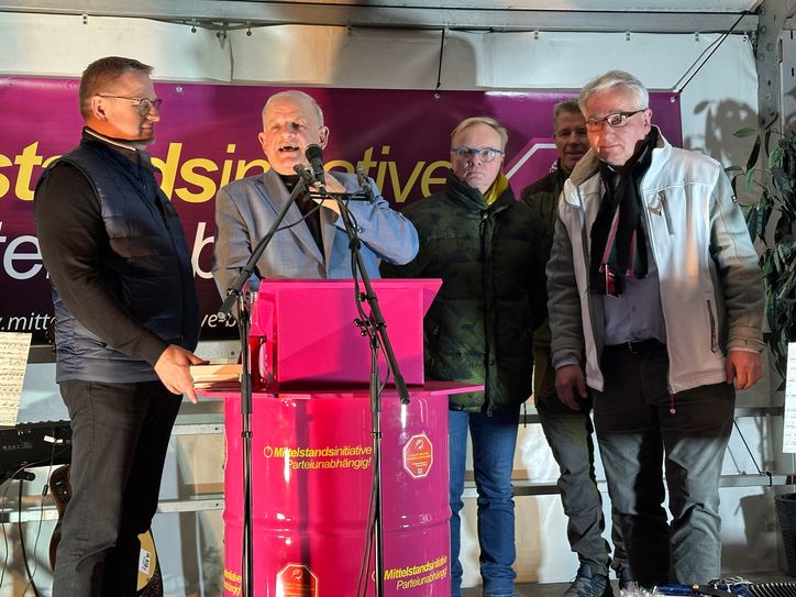 Waren von den über 2.000 Teilnehmern in Cottbus beeindruckt: Die Veranstaltungsakteure Matthias Schulze (MIB), Redner Peter Hahne, Kabarettist Uwe Steimle, Redner Anthony Lee und Thomas Knott (MIB).