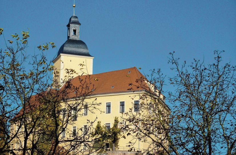 Schloss Hirschstein auf einem Felsvorsprung über der Elbe.