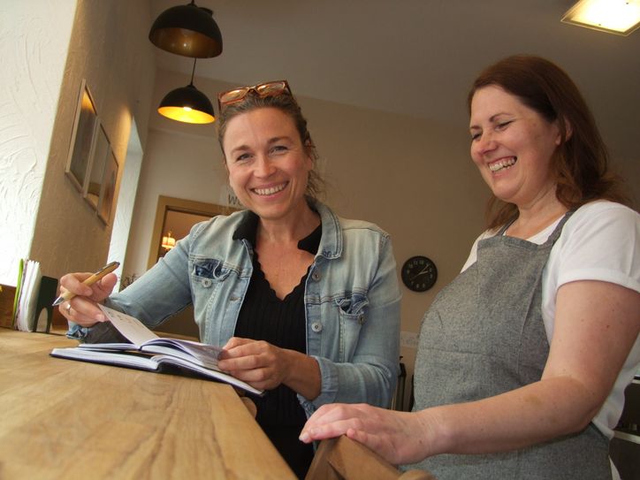 Im neuen Bistro »KOSTbar« von Angelina Burdyk (r.) schaut die Kamenzer Citymanagerin Anne Hasselbach vorbei.