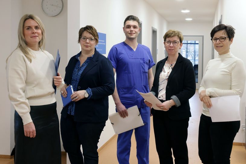 Alexandra Petack, Dr. Laura Hoppe, Nick Rossmann, Marion Theiss und Dr. Catharina Gießner (v.l.n.r.) bilden den Vorstand des Ethikkomitees der Sana Kliniken Niederlausitz