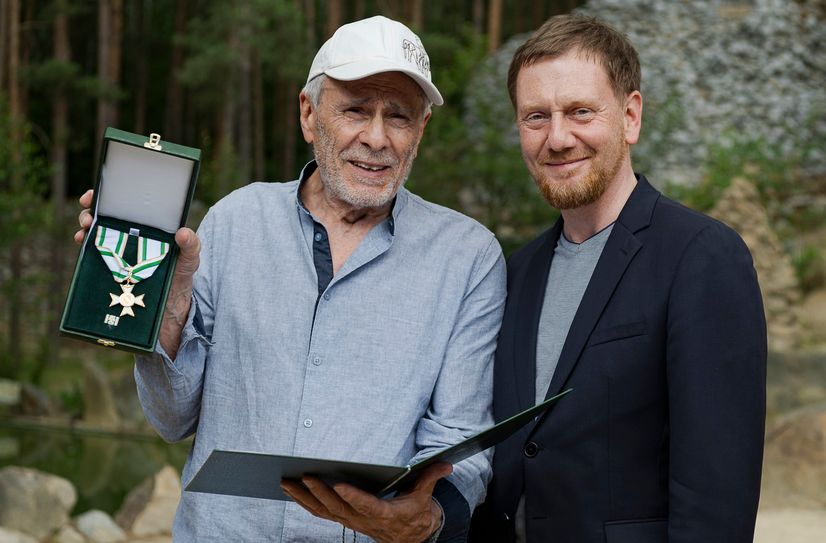 Ministerpräsident Michael Kretschmer verlieh dem Schauspieler, Regisseur und Drehbuchautor Gojko Mitic den Verdienstorden des Freistaates Sachsen.