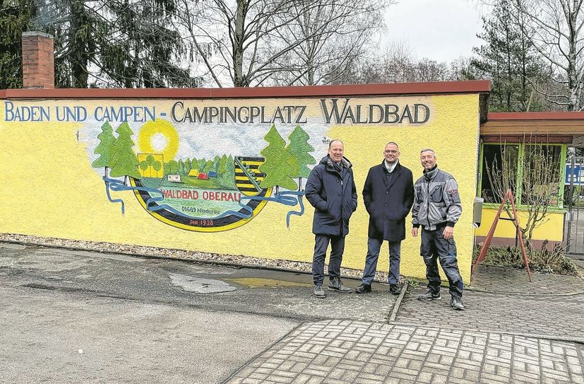 Bürgermeister Thomas Claus, Landrat Ralf Hänsel und der Leiter des Objektes Waldbad Oberau, Alexander Rajek, vor dem Waldbad Oberau (v.l.n.r.).