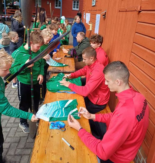 Die international erfolgreichen Athleten gaben dem Kanusport-Nachwuchs Autogramme.