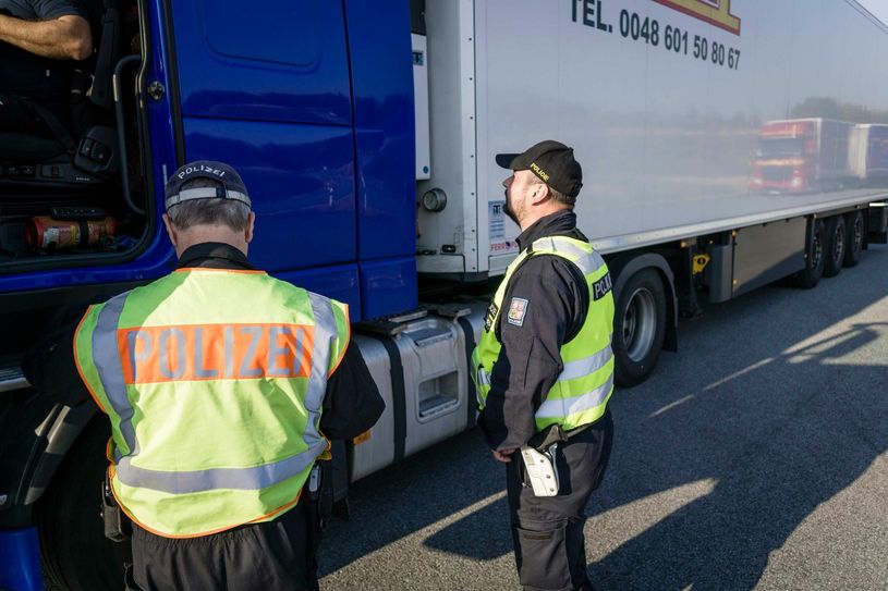 Kontrolle eines Lkw. Foto: Polizei