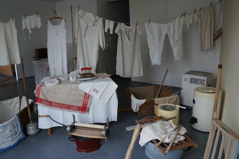 Die »Wäsche«-Ausstellung im Schaufenster der Seestraße 6. Foto: Kati Kiesel