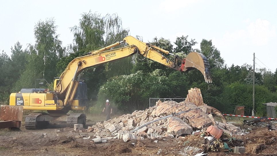 Ende August 2018 begannen hier mit dem Abriss des alten Schornsteins die ersten Bauarbeiten. Foto: Pönisch