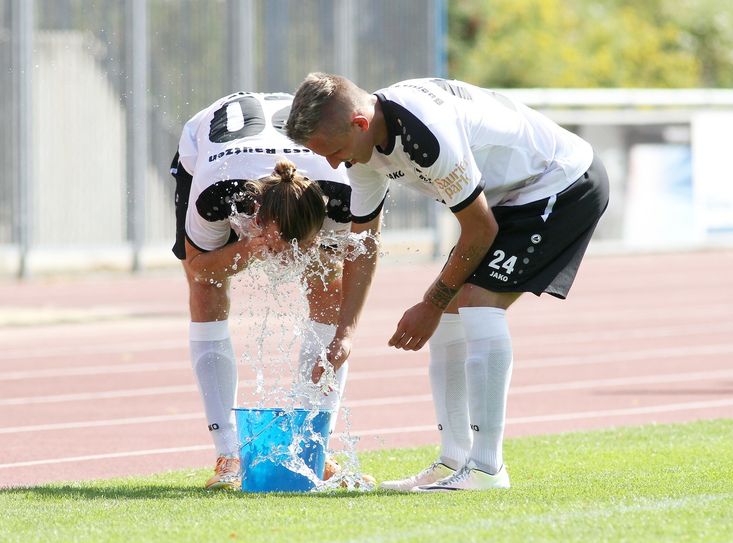 Erfrischung am Spielfeldrand: Hier nutzen Tobias Heppner (links) und Paul MIlde (beide Bautzen) die bereitgestellten Wassereimer um sich zu erfrischen. Foto: Torsten Zettl