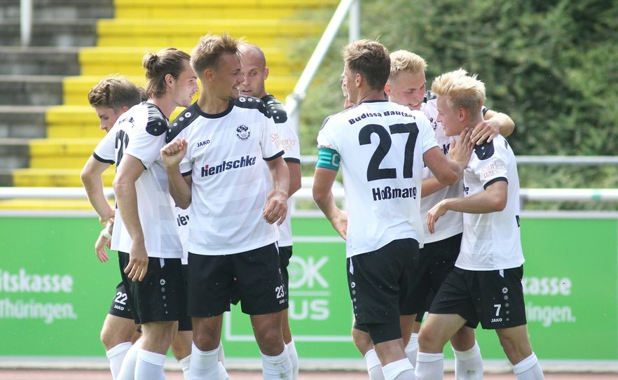 Josef Müller (rechts, Bautzen) bekommt die Glückwünsche zu seinem Treffer. Foto: Torsten Zettl