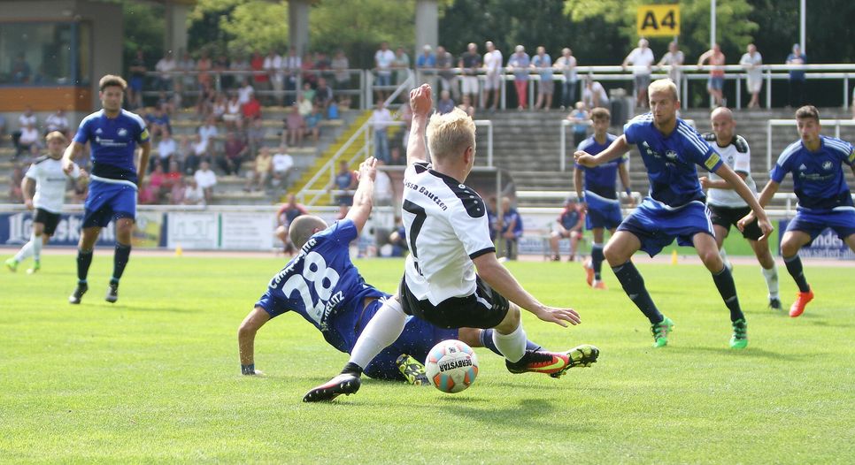 Josef Müller (vorn, Bautzen) scheitert hier noch an Luigi Campagna (Neustrelitz), später macht der Bautzhner es besser. Foto: Torsten Zettl