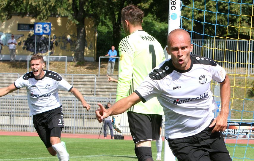 Josef Nemec (vorn, Bautzen) dreht nach seinem Kopfballtreffer zum 2:0 für Bautzen zum Jubel ab, links feiert schon Pavel Patka mit. Torhüter Christopher Hanf (MItte) ist geschlagen. Foto: Torsten Zettl