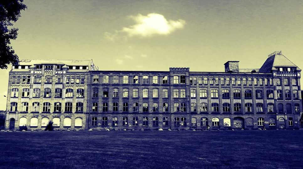 Viele Jahre tat sich nichts rund um die Enke-Fabrik an der Ecke Briesmannstraße/Ostrower Platz. Doch nun zieht frischer Wind in die historischen Mauern ein, u.a. sollen attraktive Wohnungen entstehen. Foto: jho