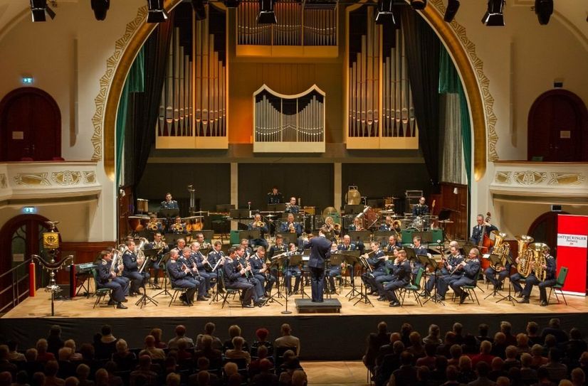 Das Luftwaffenmusikkorps der Bundeswehr aus Erfurt auf der Bühne.
