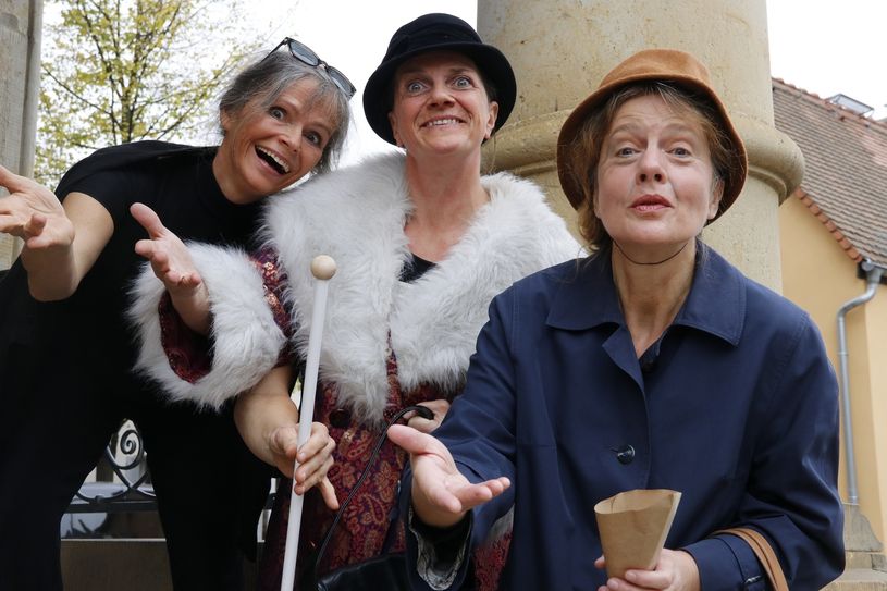 Ulrike Franke, Ines Zeun und Karin Leucke von der Mimenbühne locken zum Festival. 						                                           Foto: Mimenbühne