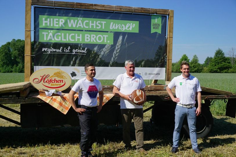 Severin Glibowski von der Agrargenossenschaft Daubitz, Bäckermeister Lothar Höfchen und Oliver Lübke von der Dresdener Mühle (v.l.n.r.). Foto: Bäckerei Höfchen