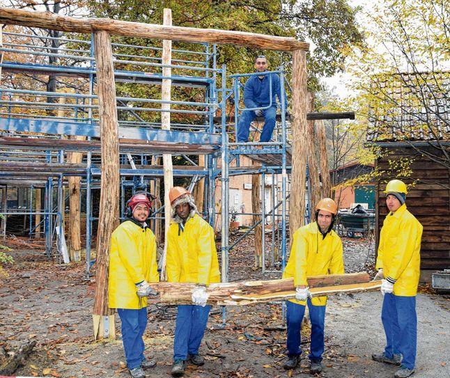 Seit dem 20. Juni lernen die Flüchtlinge im Lehrbauhof die Berufe Dachdecker, Stuckateur, Maler, Maurer, Zimmerer, Fliesen-, Platten- und Mosaikleger näher kennen. Praktische Erfahrungen sammeln sie bei der Sanierung des Hexenhauses im Tierpark in Cottbus. Foto: HWK