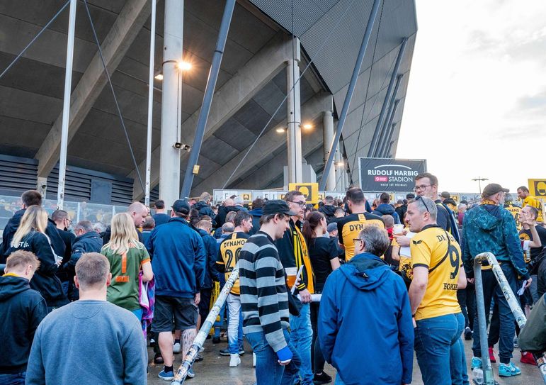Vor einem Dynamo-Spiel wird es auf der Lennéstraße und vorm Stadion immer sehr voll. Foto: Männel